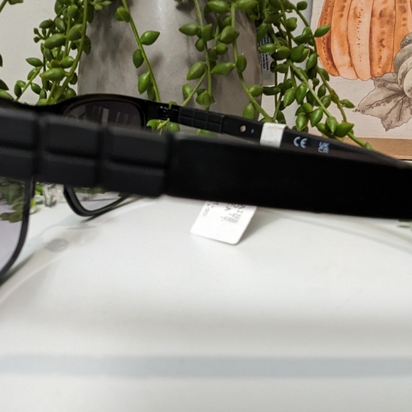 Guess Men's Matte Black& Gradient Smoke lnjected Sunglasses - Picture 4 of 5